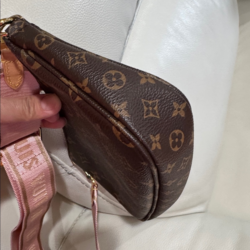 Authentic Multi Pochette Accessories with pink strap! 
In excellent condition! - Picture 9 of 17